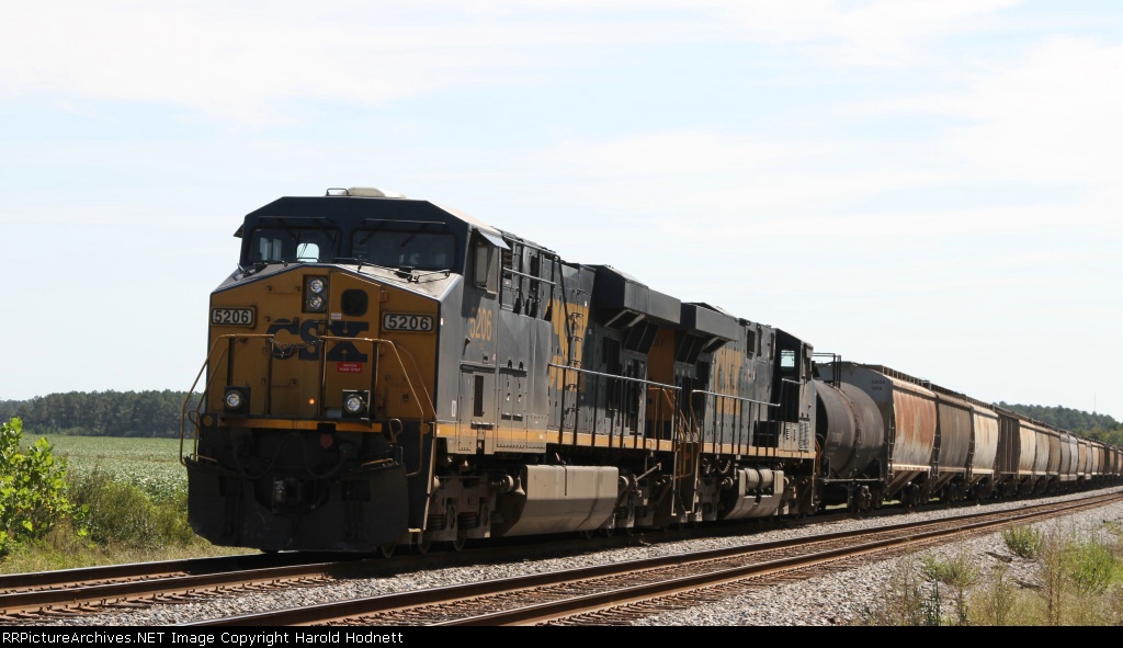 CSX 5206 is on the point of Q401 in the siding